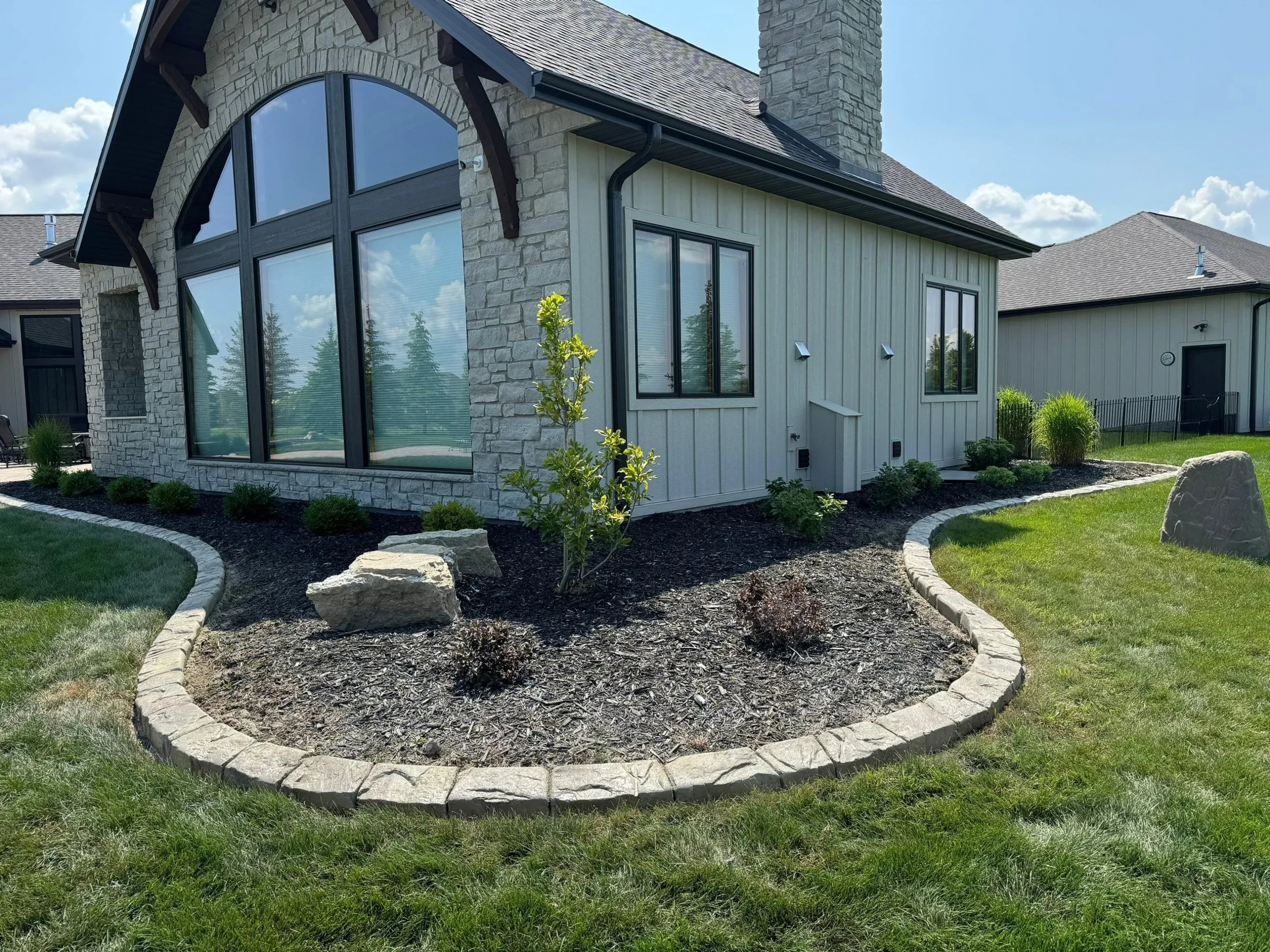Curved garden border curbing with mulch bed